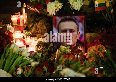 Vilnius, Litauen. Februar 2024. Blumen, Kerzen und ein Bild des verstorbenen russischen Oppositionsführers Alexej Nawalny liegen an einer provisorischen Gedenkstätte während der Aktion zu seinem Gedenken, am Denkmal für die Opfer politischer Repression. Nawalny, ein prominenter Vertreter der russischen Opposition, starb am 16. Februar in einer Arktischen Gefängniskolonie in der Region Yamalo-Nenzen in Nordsibirien, wo er eine 19-jährige Haftstrafe verbüßte. Quelle: SOPA Images Limited/Alamy Live News Stockfoto