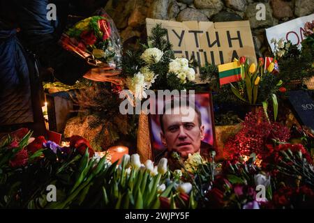 Vilnius, Litauen. Februar 2024. Blumen, Kerzen und ein Bild des verstorbenen russischen Oppositionsführers Alexej Nawalny liegen an einer provisorischen Gedenkstätte während der Aktion zu seinem Gedenken, am Denkmal für die Opfer politischer Repression. Nawalny, ein prominenter Vertreter der russischen Opposition, starb am 16. Februar in einer Arktischen Gefängniskolonie in der Region Yamalo-Nenzen in Nordsibirien, wo er eine 19-jährige Haftstrafe verbüßte. Quelle: SOPA Images Limited/Alamy Live News Stockfoto