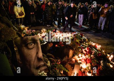 Vilnius, Litauen. Februar 2024. Die Menschen legen Blumen und stellen Kerzen an das Denkmal für die Opfer der politischen Repression in Vilnius, um das Gedenken an den russischen Oppositionspolitiker Alexej Nawalny zu ehren, der in einem russischen Gefängnis starb. Nawalny, ein prominenter Vertreter der russischen Opposition, starb am 16. Februar in einer Arktischen Gefängniskolonie in der Region Yamalo-Nenzen in Nordsibirien, wo er eine 19-jährige Haftstrafe verbüßte. Quelle: SOPA Images Limited/Alamy Live News Stockfoto