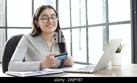 Eine junge Frau mit Brille überprüft die Kartendetails in Nahaufnahme Stockfoto