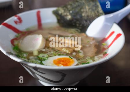 Blick von oben auf eine Schüssel mit köstlichen salzigen Saibling siu Ramen (japanische Nudeln), Hakodate, Hokkaido, Japan Stockfoto