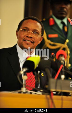 Addis Abeba, Äthiopien, 1. Februar 2009. Jakaya Kikwete, der Präsident von Tansania, beantwortet Fragen während einer Pressekonferenz. Er nimmt am 12. Gipfeltreffen der Afrikanischen Union Teil Stockfoto