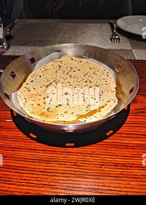 Bild eines runden Masala dal papad, serviert in einem indischen Restaurant Stockfoto