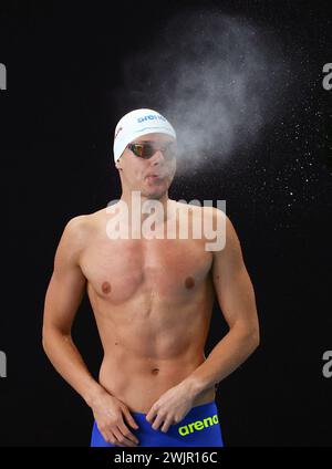 Doha, Katar. Februar 2024. Adrian Jaskiewicz aus Polen reagierte vor dem 100-m-Schmetterling-Halbfinale der Männer bei der Aquatikweltmeisterschaft 2024 in Doha, Katar, 16. Februar 2024. Quelle: Luo Yuan/Xinhua/Alamy Live News Stockfoto