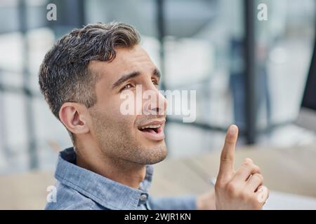 Porträt eines fröhlichen männlichen Schülers, der im Coworking-Büro mit Laptop-Computer für die Forschung lernt Stockfoto
