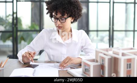 Die Architektin untersucht die Grundrisse des Hauses Stockfoto