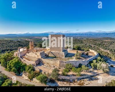 Blick aus der Vogelperspektive auf die Burg Ulldecona, den Gipfel der Serra Grossa, die ehemalige Grenzbefestigung, die alte Kirche, den emblematischen runden Turm und den quadratischen Donjon Stockfoto