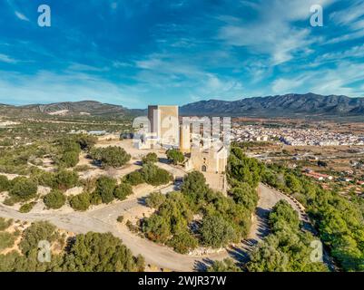 Blick aus der Vogelperspektive auf die Burg Ulldecona, den Gipfel der Serra Grossa, die ehemalige Grenzbefestigung, die alte Kirche, den emblematischen runden Turm und den quadratischen Donjon Stockfoto