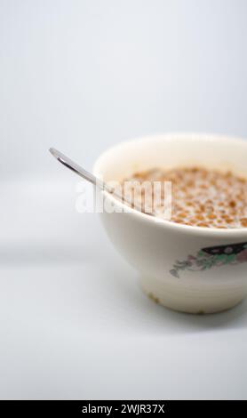 Schokoladen-Müsli in einer Tasse Stockfoto