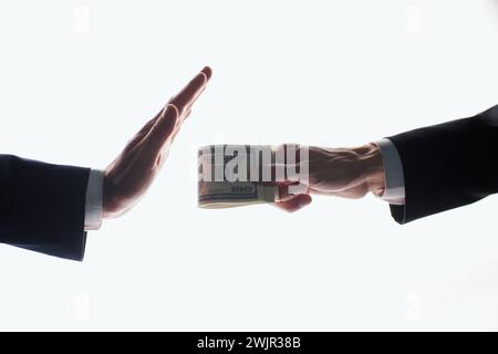 Die Männerhand gibt dem Geld noch eine Hand auf weißem Hintergrund. Stockfoto