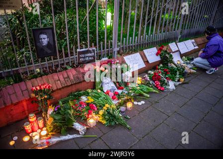 Die Trauernden verrichten vor der russischen Botschaft in den Haag florale Tribut und Botschaften. Präsident Wladimir Putins lautstarker Kritiker Alexej Nawalny verbüßte eine 19-jährige Haftstrafe wegen Anschuldigungen, die als politisch motiviert galten. Die Gefängnisbehörden sagten, Nawalny habe sich nach einem Trainingsspaziergang am Freitag „unwohl gefühlt“. Er wurde zuletzt gesehen, wie er vor einem Tag in guter Stimmung auf einem Gerichtsvideo auftauchte. Nawalnys enger Berater Leonid Wolkow schrieb auf X: „Die russischen Behörden veröffentlichen ein Geständnis, dass sie Alexej Nawalny im Gefängnis getötet haben. Wir haben keine Möglichkeit, dies zu bestätigen oder zu beweisen, dass dies nicht wahr ist.“ Spitzname „Polar Stockfoto