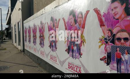 Los Angeles, Kalifornien, USA 15. Februar 2024 Drive-Away Puppen Plakatwand am 15. Februar 2024 in Los Angeles, Kalifornien, USA. Foto: Barry King/Alamy Stock Photo Stockfoto