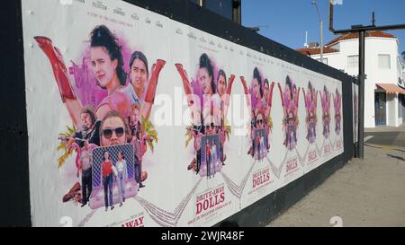 Los Angeles, Kalifornien, USA 15. Februar 2024 Drive-Away Puppen Plakatwand am 15. Februar 2024 in Los Angeles, Kalifornien, USA. Foto: Barry King/Alamy Stock Photo Stockfoto