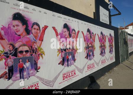 Los Angeles, Kalifornien, USA 15. Februar 2024 Drive-Away Puppen Plakatwand am 15. Februar 2024 in Los Angeles, Kalifornien, USA. Foto: Barry King/Alamy Stock Photo Stockfoto