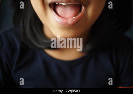 Nahaufnahme eines schreienden Kindes zu Hause Stockfoto