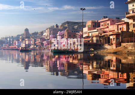 Mathura ist eine Stadt im indischen Bundesstaat Uttar Pradesh. Das Foto wird vom Boot auf dem Yamuna-Fluss gemacht. Stockfoto