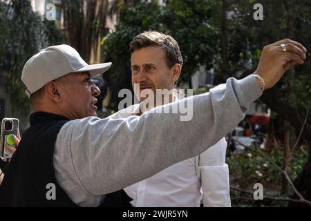 Medellin, Kolumbien. Februar 2024. Der britische Botschafter in Kolumbien, George Hodgson, nimmt am 16. Februar 2024 eine Führung durch Medellin durch die Stadt Teil, die von den Friedensunterzeichnern des friedensabkommens 2016 zwischen der kolumbianischen Regierung und den ehemaligen Guerillamitgliedern der FARC-EP unterzeichnet wurde. Foto: Juan Jose Patino/Long Visual Press Credit: Long Visual Press/Alamy Live News Stockfoto