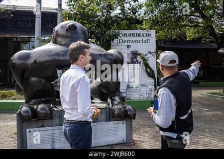 Medellin, Kolumbien. Februar 2024. Der britische Botschafter in Kolumbien, George Hodgson, nimmt am 16. Februar 2024 eine Führung durch Medellin durch die Stadt Teil, die von den Friedensunterzeichnern des friedensabkommens 2016 zwischen der kolumbianischen Regierung und den ehemaligen Guerillamitgliedern der FARC-EP unterzeichnet wurde. Foto: Juan Jose Patino/Long Visual Press Credit: Long Visual Press/Alamy Live News Stockfoto