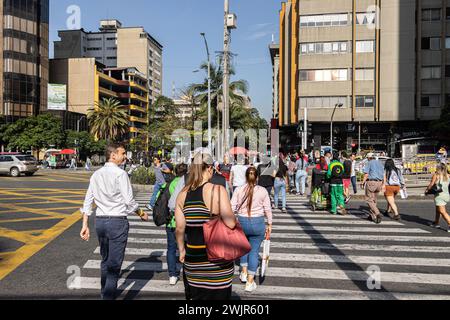 Medellin, Kolumbien. Februar 2024. Der britische Botschafter in Kolumbien, George Hodgson, nimmt am 16. Februar 2024 eine Führung durch Medellin durch die Stadt Teil, die von den Friedensunterzeichnern des friedensabkommens 2016 zwischen der kolumbianischen Regierung und den ehemaligen Guerillamitgliedern der FARC-EP unterzeichnet wurde. Foto: Juan Jose Patino/Long Visual Press Credit: Long Visual Press/Alamy Live News Stockfoto