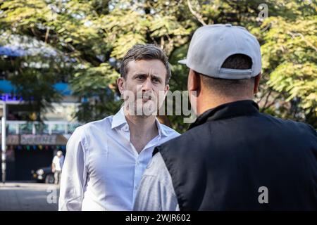 Medellin, Kolumbien. Februar 2024. Der britische Botschafter in Kolumbien, George Hodgson, nimmt am 16. Februar 2024 eine Führung durch Medellin durch die Stadt Teil, die von den Friedensunterzeichnern des friedensabkommens 2016 zwischen der kolumbianischen Regierung und den ehemaligen Guerillamitgliedern der FARC-EP unterzeichnet wurde. Foto: Juan Jose Patino/Long Visual Press Credit: Long Visual Press/Alamy Live News Stockfoto