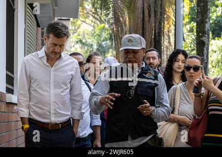 Medellin, Kolumbien. Februar 2024. Der britische Botschafter in Kolumbien, George Hodgson, nimmt am 16. Februar 2024 eine Führung durch Medellin durch die Stadt Teil, die von den Friedensunterzeichnern des friedensabkommens 2016 zwischen der kolumbianischen Regierung und den ehemaligen Guerillamitgliedern der FARC-EP unterzeichnet wurde. Foto: Juan Jose Patino/Long Visual Press Credit: Long Visual Press/Alamy Live News Stockfoto