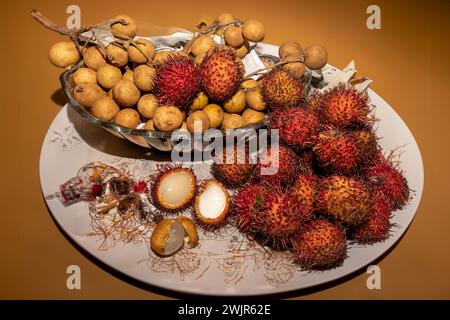 Exotische Früchte Chom Chom (Rambutan) und Dimocarpus longan, allgemein als Longan bekannt. Einheimische Früchte im tropischen Asien und China. Stockfoto