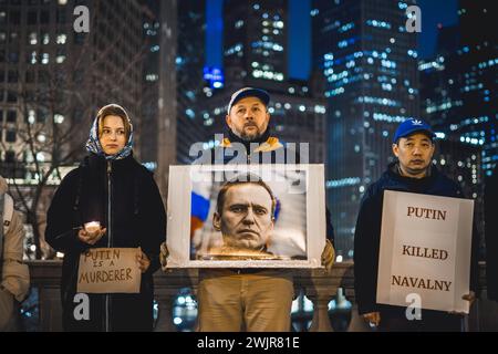 Chicago, USA. Februar 2024. Die Trauer um den Tod von Alexej Nawalny besuchen eine Gedenkstätte in der Innenstadt von Chicago. Quelle: JankPhoto.com/Alamy Live News. Stockfoto