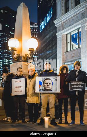 Chicago, USA. Februar 2024. Die Trauer um den Tod von Alexej Nawalny besuchen eine Gedenkstätte in der Innenstadt von Chicago. Quelle: JankPhoto.com/Alamy Live News. Stockfoto