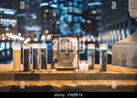 Chicago, USA. Februar 2024. Kerzen und ein Foto von Alexei Navalny, das heute seinen Tod in der Innenstadt von Chicago gedenkt. Quelle: JankPhoto.com/Alamy Live News. Stockfoto