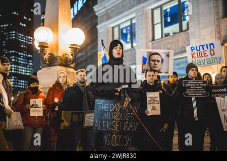 Chicago, USA. Februar 2024. Ein Sprecher spricht seinen Respekt für Alexej Nawalny nach seinem Tod aus und behauptet, Putin sei für Nawalnys Tod verantwortlich. Quelle: JankPhoto.com/Alamy Live News. Stockfoto