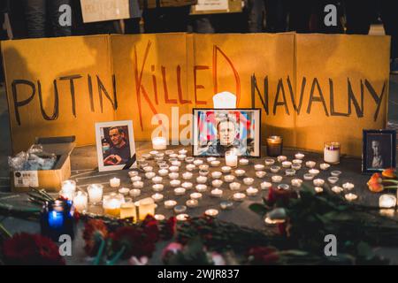 Chicago, USA. Februar 2024. An einer Gedenkstätte in der Innenstadt Chicagos befindet sich ein Schild, das besagt, dass Putin Nawalny getötet hat, zwischen Kerzen und Fotos. Quelle: JankPhoto.com/Alamy Live News. Stockfoto