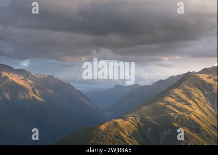 Malerischer Sonnenuntergang Am Berg: Atemberaubendes Lichtbad Majestätische Gipfel Inmitten Dramatischer Wolken Stockfoto