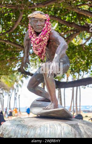 Skulptur „Surfer on a Wave“, Queens Beach, Waikiki, Honolulu, Oahu, Hawaii, Vereinigte Staaten von Amerika Stockfoto