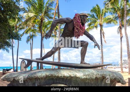 Skulptur „Surfer on a Wave“, Queens Beach, Waikiki, Honolulu, Oahu, Hawaii, Vereinigte Staaten von Amerika Stockfoto