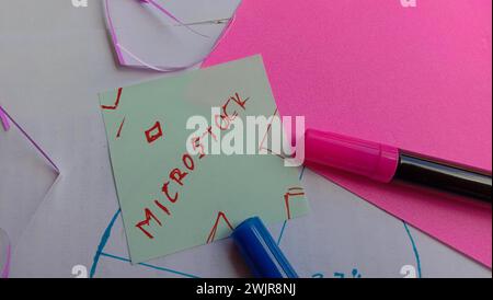 Foto eines Geschäfts- und Geldthemas mit Text im Hinweis „Microstock“ Stockfoto