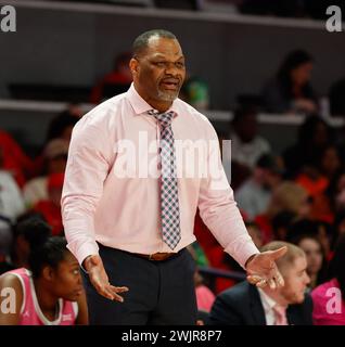 14. Februar 2024: Houston-Cheftrainer Ronald Hughey während eines Big 12 Frauen-Basketballspiels zwischen den Houston Cougars und den Texas Longhorns am 14. Februar 2024 in Houston. Texas gewann 82:66. (Kreditbild: © Scott Coleman/ZUMA Press Wire) NUR REDAKTIONELLE VERWENDUNG! Nicht für kommerzielle ZWECKE! Stockfoto