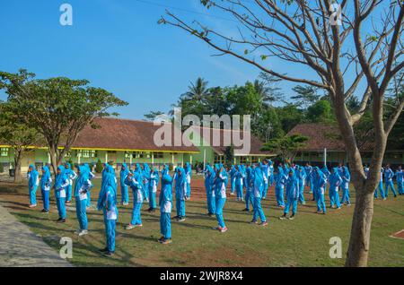 Foto von berufsbildenden Gymnasiasten in Sportkleidung beim Sport Stockfoto