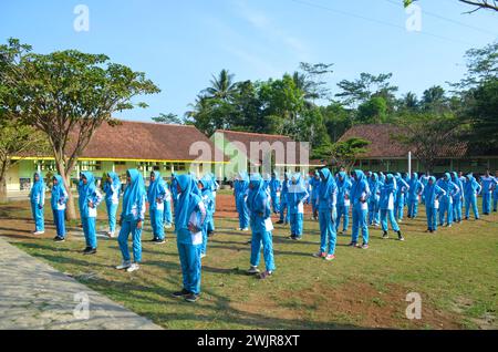 Foto von berufsbildenden Gymnasiasten in Sportkleidung beim Sport Stockfoto