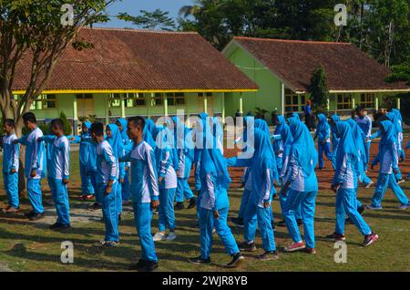 Foto von berufsbildenden Gymnasiasten in Sportkleidung beim Sport Stockfoto