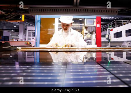 SUQIAN, CHINA – 17. FEBRUAR 2024 – in einer Produktionswerkstatt werden Photovoltaik-Komponenten für den Export nach Europa und in die USA hergestellt Stockfoto