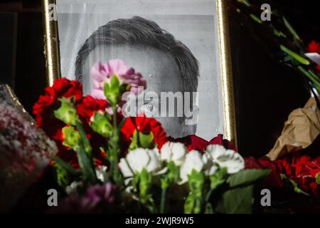 St. Petersburg, Russland. Februar 2024. Ein Blick auf eine spontane Gedenkstätte zum Gedenken an den verstorbenen russischen Oppositionisten Alexej Nawalny, organisiert am Denkmal für die Opfer der politischen Repression auf der Voskresenskaya-Botschaft. Der russische Oppositionist Alexej Nawalny starb in der Gefängniskolonie Nr. 3 im Autonomen Okrug der Yamalo-Nenzen, berichtete der Pressedienst des Bundesgefängnisses. (Foto von Artem Priakhin/SOPA Images/SIPA USA) Credit: SIPA USA/Alamy Live News Stockfoto