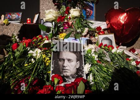 St. Petersburg, Russland. Februar 2024. Ein Blick auf eine spontane Gedenkstätte zum Gedenken an den verstorbenen russischen Oppositionisten Alexej Nawalny, organisiert am Denkmal für die Opfer der politischen Repression auf der Voskresenskaya-Botschaft. Der russische Oppositionist Alexej Nawalny starb in der Gefängniskolonie Nr. 3 im Autonomen Okrug der Yamalo-Nenzen, berichtete der Pressedienst des Bundesgefängnisses. (Foto von Artem Priakhin/SOPA Images/SIPA USA) Credit: SIPA USA/Alamy Live News Stockfoto