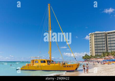 KE Kai Katamaran auf Waikiki Beach, Waikiki, Honolulu, Oahu, Hawaii, Vereinigte Staaten von Amerika Stockfoto
