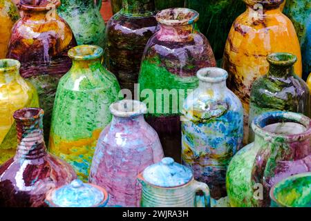 Strukturierte Keramikvase, Vasen und Töpfe in Wohnaccessoires. Stockfoto