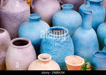 Strukturierte Keramikvase, Vasen und Töpfe in Wohnaccessoires. Stockfoto