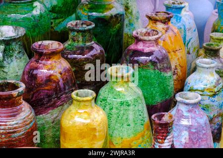 Strukturierte Keramikvase, Vasen und Töpfe in Wohnaccessoires. Stockfoto