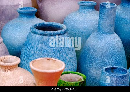 Strukturierte Keramikvase, Vasen und Töpfe in Wohnaccessoires. Stockfoto