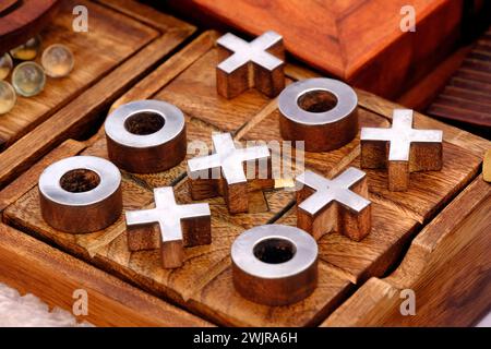 Traditionelle handgemachte bunte Spielzeug aus Holz, Holzspielzeug, Familie, selektiver Fokus. Stockfoto