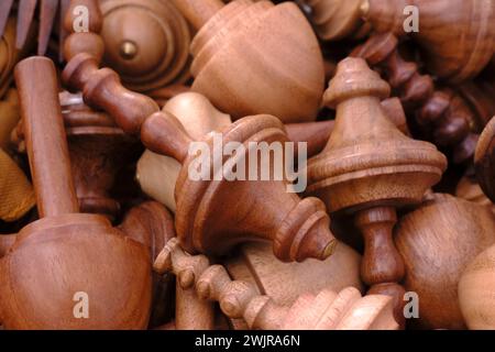 Traditionelle handgemachte bunte Spielzeug aus Holz, Holzspielzeug, Familie, selektiver Fokus. Stockfoto