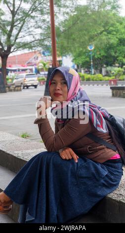 12. September 2020, eine asiatische Frau mittleren Alters im Urlaub in einem Stadtpark mit Gesundheitsmaske in Kebumen, Zentraljava, Indonesien Stockfoto